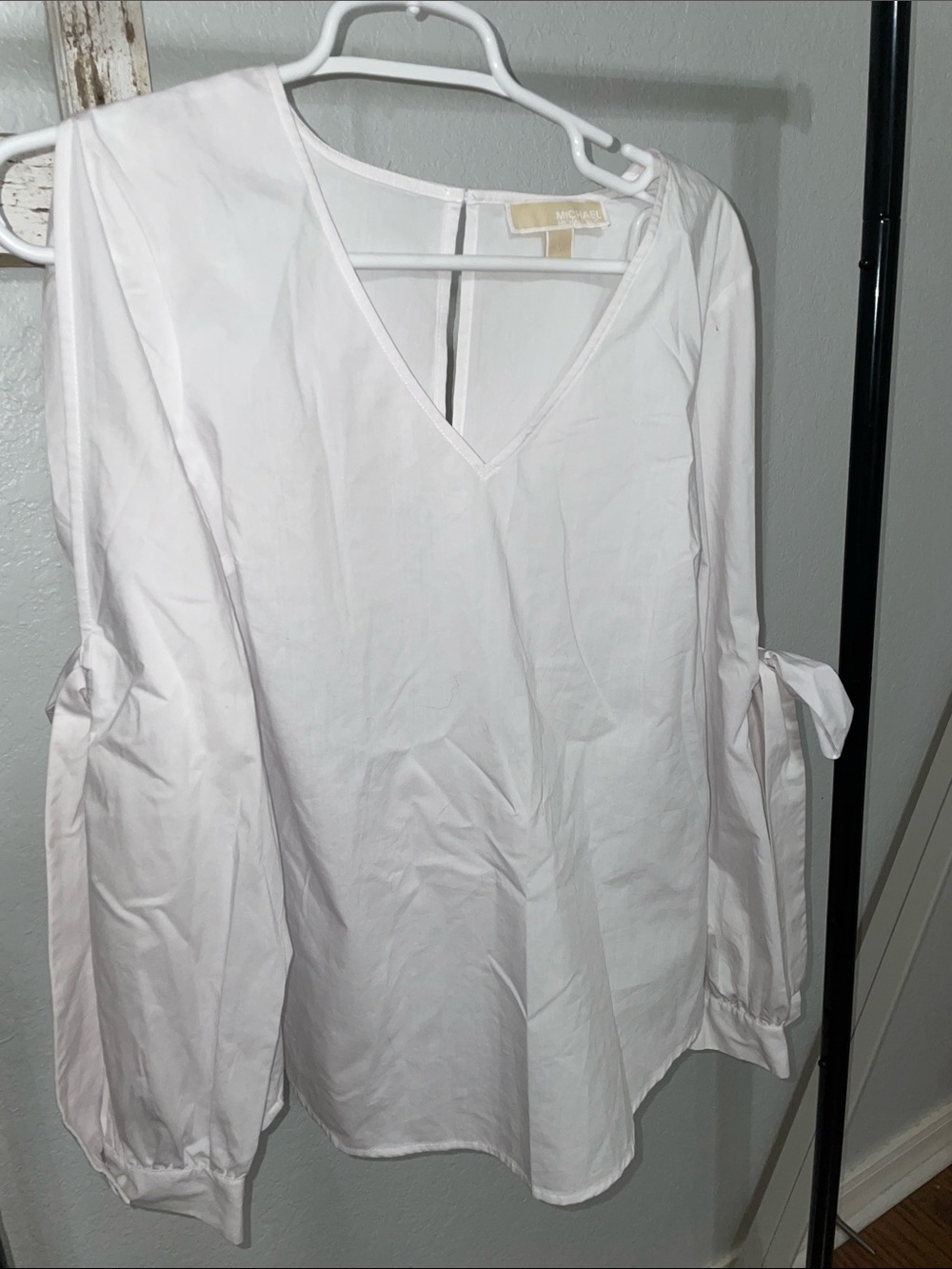Michael Kors White V-Neck Tie-Sleeve Blouse